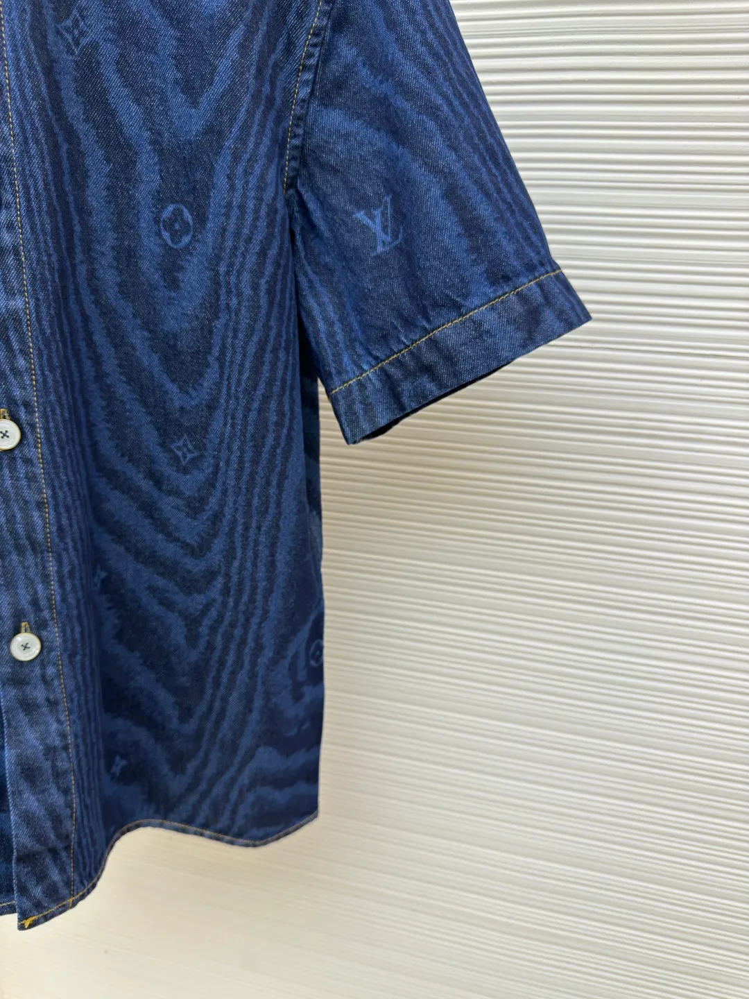 LOUISVUITTON tree pattern denim short-sleeved and long-sleeved ●Authentic product: purchased and developed by 15642 ●Item number: 1680320-B40 ●Fabric: denim fabric ●Technology: Printing ●Version: Fitted version ●Weight: about 520 grams ●Size: XS-S-M-L ●Description: The upper body effect refers to the FW25 early autumn men's series collarless denim rivet full-width logo printed long-sleeved denim jacket for men in blue. This collarless jacket is paved with denim cloth with the LV Moiré pattern, and the Monogram logo is implicitly integrated into it, creating a silky texture. The Marque L.Vuitton DéPosée nubuck label rests on the back for a modern look paired with matching jeans. The overall wiring is straight and delicate, the fabric is comfortable and soft, and the color is consistent without color difference. It can be matched with the same style to create a fashionable look and control various occasions. Customized accessories, complete with three standards, same style for men and women!